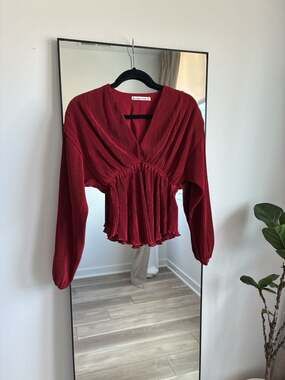 Abercrombie & Fitch Red Pleated V-Neck Long Sleeve Blouse Size XS